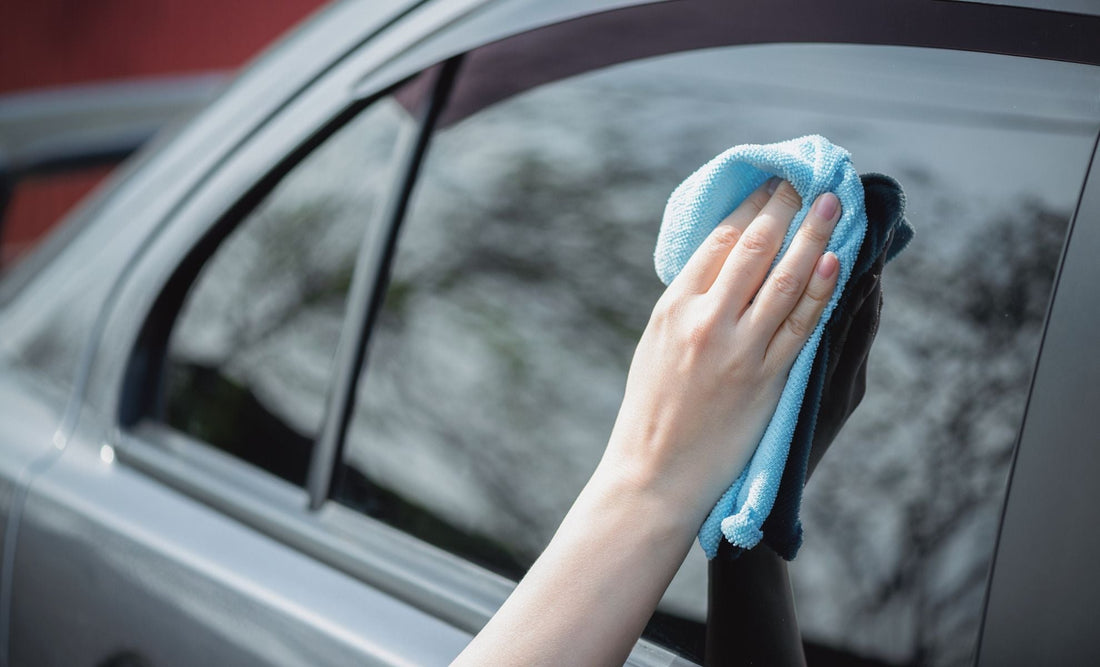 Nettoyer les vitres de voiture sans traces : méthode efficace