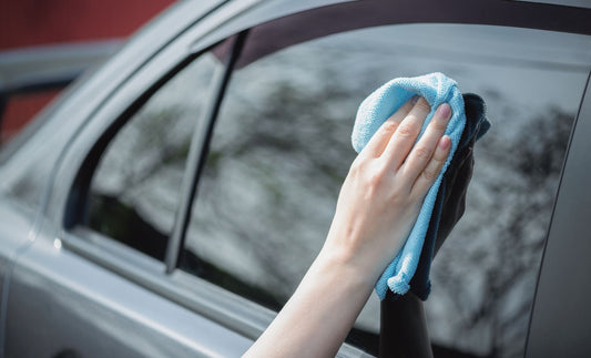 Nettoyer les vitres de voiture sans traces : méthode efficace