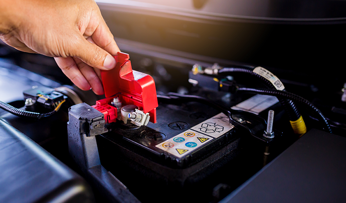 Comment lire les indications sur une batterie (Ah, CCA, etc.) ?