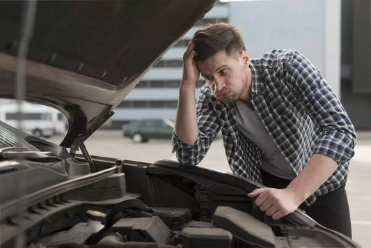 Pourquoi votre batterie de voiture se décharge-t-elle ? Causes, diagnostic et solutions